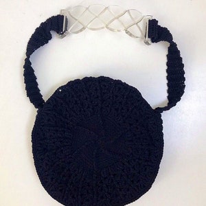 Bolso vintage de ganchillo azul marino de los años 40 con mango lucite tallado
