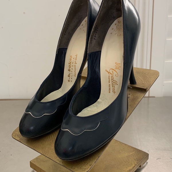 Vintage 50s Navy/White Round Toe Heels 6.5