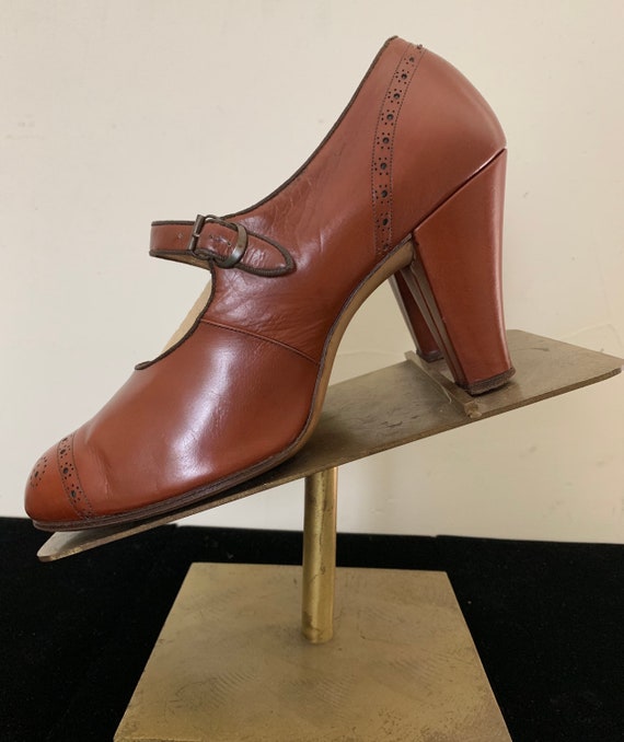 Vintage 30s Caramel Spectator Mary Jane Heels - image 4