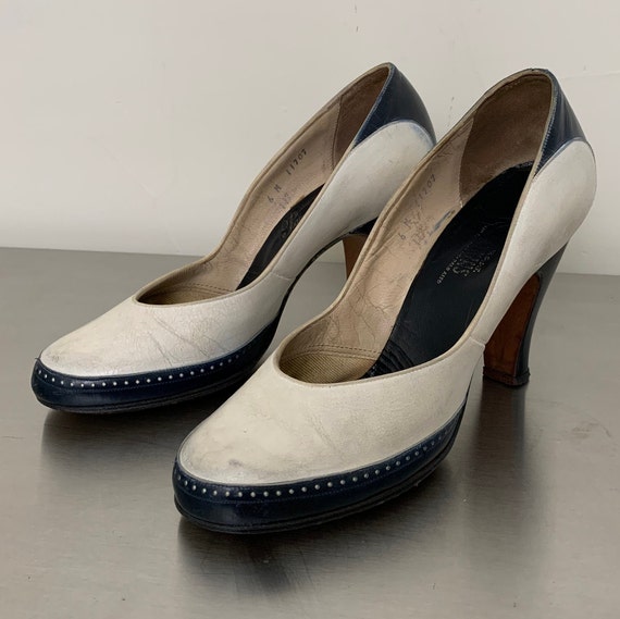 Women's navy and white shop spectator pumps