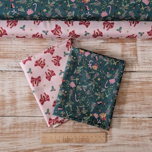 Frohe Weihnachten Holly Jolly Pine Quilt Baumwollstoff | Bluebellgrauer Weihnachtsstoff von Louis & Irene