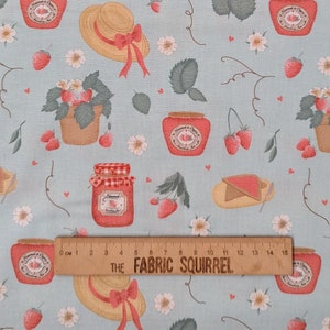 Peut inclure: Un tissu bleu clair avec un motif répétitif de chapeaux de paille à rubans rouges, de fraisiers en pot, de pots de confiture avec étiquettes Homemade & Organic et de tartines, présenté avec une règle en bois de 15 cm.