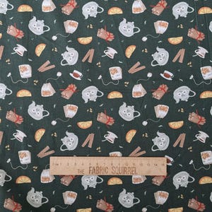 Peut inclure: Un tissu vert avec un motif répété de théières, tasses à thé, bâtonnets de cannelle et citrons. Le tissu a une règle sur le dessus avec le texte "THE FABRIC SQUIRREL".