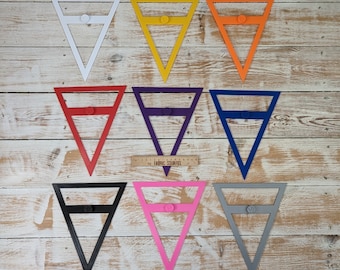 Può includere: Nove stencil in tessuto a forma di triangolo in diversi colori, tra cui bianco, giallo, arancione, rosso, viola, blu, nero, rosa e grigio. Ogni stencil ha una linea orizzontale al centro e un piccolo cerchio al centro.