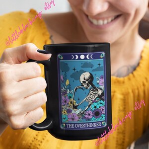 Taza negra brillante La taza del pensador excesivo- La taza de café de la carta del tarot del pensador excesivo- Taza de café de la carta del tarot oculto- Taza de bruja- Taza de tarot esqueleto