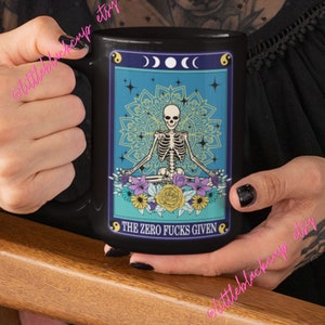 La taza de café con cartas de tarot sin caras dadas- Taza de café con cartas de tarot ocultas- Taza de brujería- Taza de tarot esqueleto-taza sarcástica