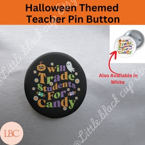 Può includere: Bottoni per spille a tema Halloween in bianco e nero con il testo "Will Trade Students For Candy" e una grafica di zucca e fantasma. Il bottone per spille è disponibile anche in bianco.