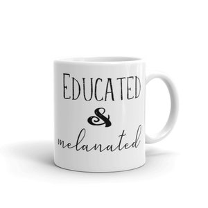 Puede incluir: Taza de cerámica blanca con texto negro que dice "EDUCATED & melanated".