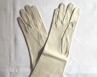 New deadstock elbow lenght opera beige dear skin gloves, from the 50's or 60's, size 7.5 to 8