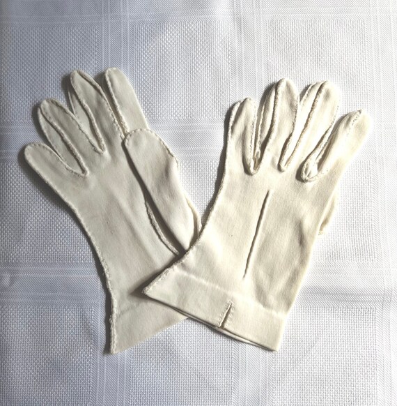 Like new beige short cotton gloves from the 50 s or 60 s size 7.5 to 8