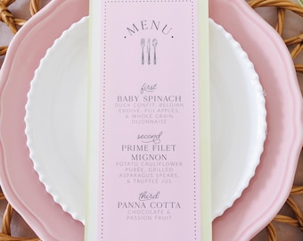Puede incluir: Una tarjeta de menú rosa y blanca con un fondo a rayas amarillo y blanco. El menú enumera tres platos: Baby Spinach, Prime Filet Mignon y Panna Cotta. El menú está colocado en un plato rosa con un borde blanco, que está sobre un mantel individual de mimbre tejido.