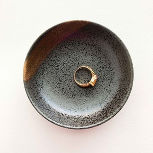Prato de cerâmica preta para anéis | Bandeja de pratos simples | Tigela rústica para anéis | Ideia para presente de casamento | Bandeja para lembrancinhas | Presente para ele e para ela | Design minimalista