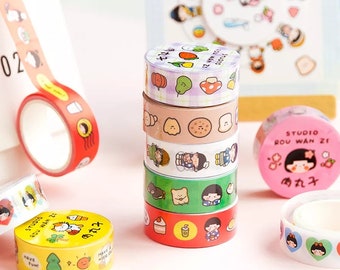 Puede incluir: Una pila de cintas washi de colores con varios personajes de dibujos animados y diseños. Las cintas están decoradas con imágenes de frutas, animales y personas. El texto en las cintas incluye "Studio Rou Wan Zi" y "Have Fun!"