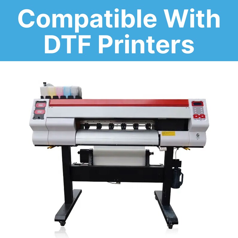 Pu&ograve; includere: Una stampante DTF di grande formato con corpo bianco e rosso, supporto nero e un rotolo di materiale bianco. La stampante ha pi&ugrave; cartucce d'inchiostro e il testo "Compatible With DTF Printers" in bianco su sfondo blu.