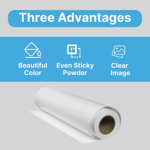 Pu&ograve; includere: Un rotolo di carta bianca su sfondo grigio chiaro. In alto, un banner blu mostra "Three Advantages" con le parole "Beautiful Color", "Even Sticky Powder" e "Clear Image".