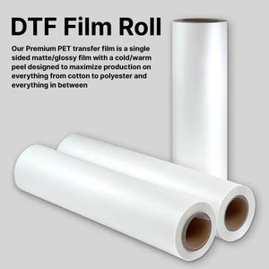 Pu&ograve; includere: Rotolo di pellicola DTF bianca. L'immagine mostra tre rotoli di pellicola DTF bianca, con il testo "DTF Film Roll" in alto. Il testo sottostante descrive la pellicola come una pellicola opaca/lucida a lato singolo progettata per massimizzare la produzione su vari materiali.