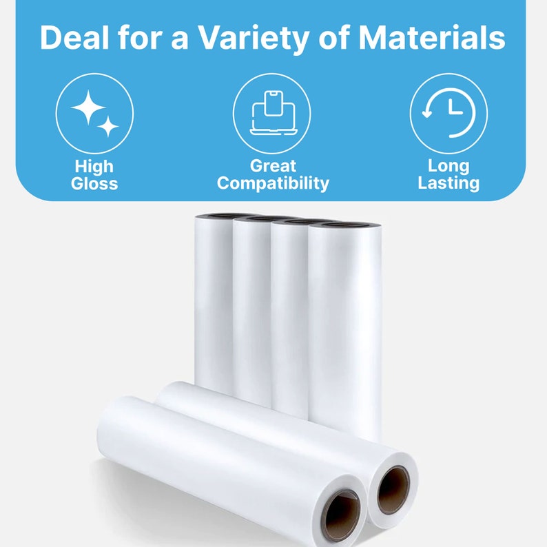 Pu&ograve; includere: Sono mostrati diversi rotoli bianchi di materiale. L'immagine include il testo "Deal for a Variety of Materials" e icone che indicano "High Gloss", "Great Compatibility" e "Long Lasting".