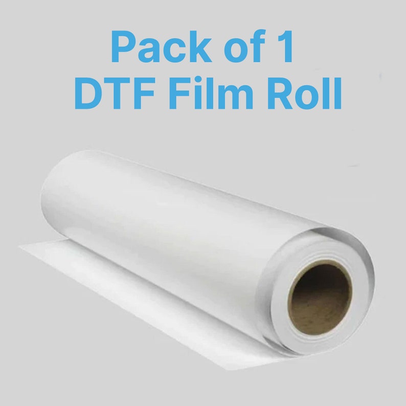 Pu&ograve; includere: Rotolo di pellicola DTF bianca srotolato su sfondo grigio chiaro. Il testo "Pack of 1 DTF Film Roll" &egrave; visualizzato in azzurro in alto nell'immagine. Il rotolo &egrave; cilindrico con un'anima di cartone.