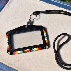 Porta badge identificativo in pelle con perline personalizzato