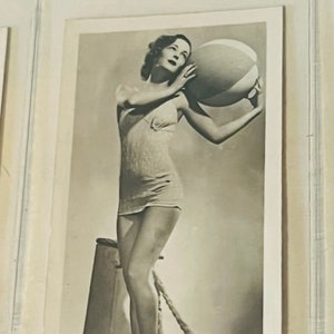 Carreras Tobacco 1939 Trading Card película escenario bellezas foto Alma Bray traje de baño