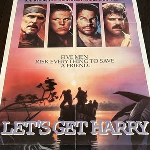 Könnte beinhalten: Filmplakat für den Film "Let's Get Harry" mit fünf Männern, darunter Mark Harmon, Gary Busey und Robert Duvall. Das Plakat hat einen roten, orangen und gelben Sonnenuntergangs-Hintergrund mit einem Fluss und Bäumen im Vordergrund.