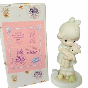 PRECIOUS MOMENTS FIGURINE Enesco vintage sculpture decor gift nib box porcelain bisque Christmas 1993 members only Loving pm932 teddy bear