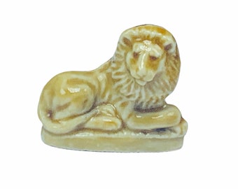 WADE WHIMSIES MINIATURE figurine whimsy England made vintage animal mcm vtg decor collectible red rose tea Lion king jungle lying down