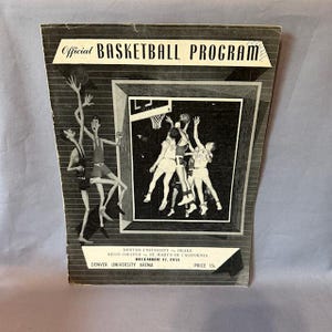 Könnte beinhalten: Vintage Basketball-Programm mit dem Titel "Official BASKETBALL PROGRAM". Das Cover zeigt Illustrationen von Basketballspielern in Aktion. Das Programm enthält Details zu einem Spiel zwischen der Denver University und Drake am 17. Dezember 1951.