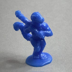 Peut inclure: Une tasse en céramique blanche avec une anse noire et le texte "But First, Coffee" en noir, en gras. La tasse est posée sur une surface blanche. Pour les boissons chaudes.