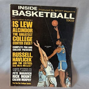 Könnte beinhalten: Titelseite des Magazins Inside Basketball von 1969. Zeigt einen Basketballspieler in blauem Trikot mit der Nummer 33, der nach einem Basketball greift. Text enthält "Is Lew Alcindor the Greatest College Center Ever?"