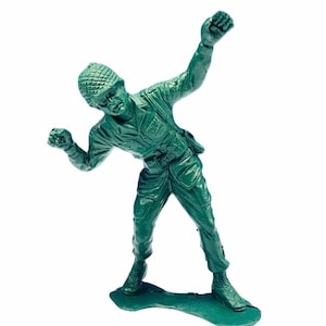 Peut inclure: Une figurine de soldat en plastique vert dans une pose dynamique, avec un bras levé et l'autre plié au coude. Le soldat porte un casque et un uniforme avec une ceinture.