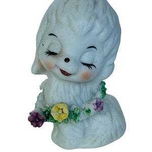 Poedel Beeldje jaren 1950 japan miniatuur bloemen Puppy Hond vtg sculptuur Wit speelgoed antropomorfisch