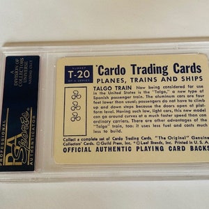 Puede incluir: Primer plano de una tarjeta de comercio vintage que presenta una ilustraci&oacute;n azul y blanca de un tren. La tarjeta se titula "Cardo Trading Cards" y presenta el texto "T-20 Aviones, Trenes y Barcos" y "Talgo Train".