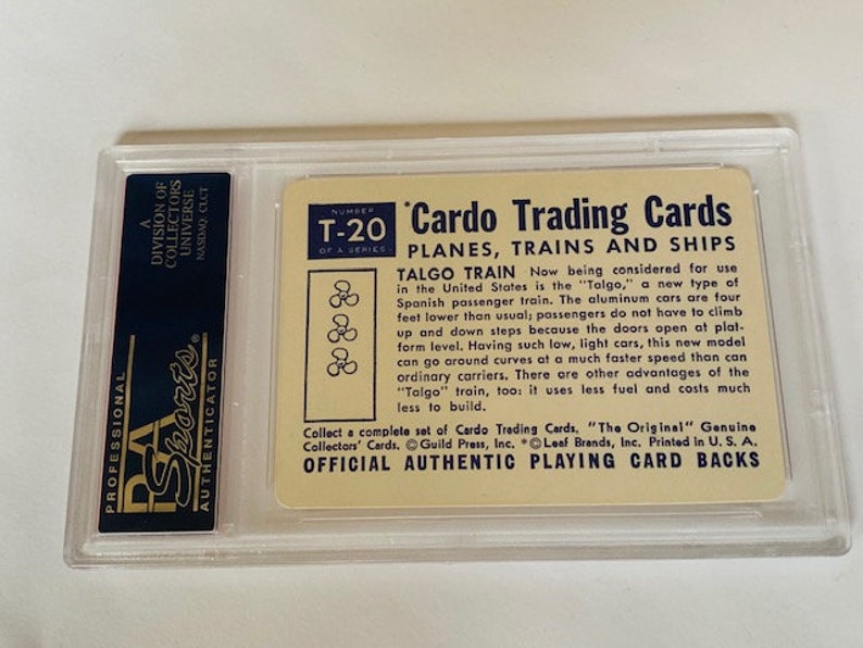 Puede incluir: Primer plano de una tarjeta de comercio vintage que presenta una ilustraci&oacute;n azul y blanca de un tren. La tarjeta se titula "Cardo Trading Cards" y presenta el texto "T-20 Aviones, Trenes y Barcos" y "Talgo Train".