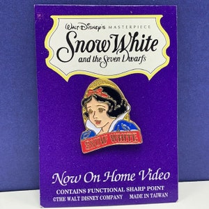 SNOW WHITE PINBACK seven dwarfs 7 dwarves pin button masterpiece vintage 1980s vtg retro disneyland princess home video insert