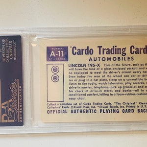 Puede incluir: Primer plano de una tarjeta de colecci&oacute;n vintage que presenta un autom&oacute;vil Lincoln 195-X. La tarjeta es blanca con texto azul y negro. El n&uacute;mero de la tarjeta es A-11 de una serie. El texto de la tarjeta dice "Cardo Trading Cards Automobiles".