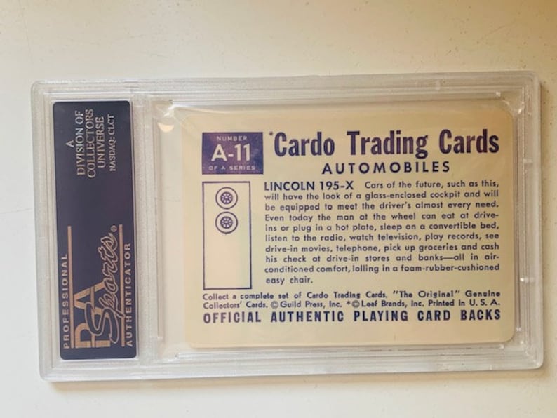 Puede incluir: Primer plano de una tarjeta de colecci&oacute;n vintage que presenta un autom&oacute;vil Lincoln 195-X. La tarjeta es blanca con texto azul y negro. El n&uacute;mero de la tarjeta es A-11 de una serie. El texto de la tarjeta dice "Cardo Trading Cards Automobiles".