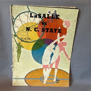 Könnte beinhalten: Vintage Basketball-Spielprogramm-Cover mit dem Text "LaSalle vs N.C. STATE". Das Design umfasst stilisierte Basketballspieler, einen Basketballkorb und farbenfrohe geometrische Formen. Das Datum "Jan. 23, 1954" ist ebenfalls sichtbar.