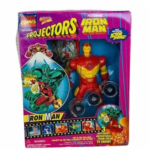 K&ouml;nnte beinhalten: Eine rote und gelbe Iron Man Actionfigur mit einer Projektionsscheibe. Die Verpackung zeigt das Marvel Comics Logo und die Worte "Projectors Iron Man" mit dem Satz "Neue Funktion Action-S&auml;tze!" Die Verpackung zeigt auch Bilder von Iron Man in verschiedenen Posen.