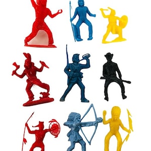 Puede incluir: Conjunto de nueve figuras de juguete de plástico que representan guerreros y soldados nativos americanos. Las figuras están en varias poses y están pintadas en rojo, azul, amarillo y negro.