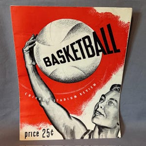 Könnte beinhalten: Vintage Basketball-Magazin-Cover mit rotem und weißem Farbschema. Das Wort "BASKETBALL" ist auf einem Basketball zu sehen, der von einem Mann gehalten wird. Der Text "CHICAGO STADIUM REVIEW" ist ebenfalls sichtbar.