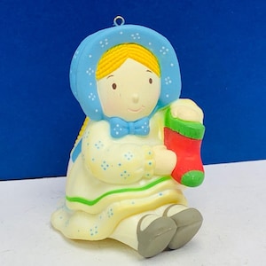 HOLLY HOBBIE ORNAMENT 1981 zabytkowa figurka z żywicy przedstawiająca świąteczną skarpetę w kolorze niebieskim