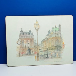 Pode incluir: Uma ilustração em aquarela de uma cena de rua em Londres, Inglaterra. A ilustração apresenta dois edifícios com fachadas ornamentadas, uma fonte, postes de luz e pessoas caminhando pela calçada. Os edifícios são pintados em tons de amarelo, marrom e branco, e o céu é azul claro.