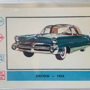 Puede incluir: Un coche Lincoln 195X azul turquesa con detalles cromados. El coche est&aacute; sobre un fondo blanco con varias se&ntilde;ales de tr&aacute;fico, incluyendo una se&ntilde;al de stop, una se&ntilde;al de reducci&oacute;n de velocidad, una se&ntilde;al de l&iacute;mite de velocidad y una se&ntilde;al de obras en la carretera.