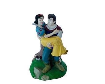 FIGURKA ŚNIEŻKI Klasyczna ozdoba na tort siedem 7 krasnoludków krasnoludki vintage Walt Disney Store żywiczna rzeźba prezent dekoracja statua vtg Książę Carry