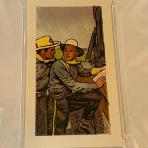 Pode incluir: Dois homens com uniformes militares, um com um chap&eacute;u amarelo e o outro com um chap&eacute;u marrom, est&atilde;o de p&eacute; ao lado de um canh&atilde;o grande. Os homens se olham e parecem estar falando.