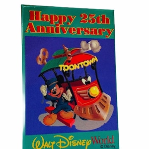 DISNEY WORLD PINBACK botón vintage walt disneyland recuerdo parque temático ropa vtg Feliz 25 aniversario toontown toon town