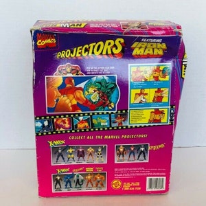 K&ouml;nnte beinhalten: Eine pinkfarbene und violette Pappbox mit dem Marvel Comics-Logo und den Worten "Projectors Featuring Iron Man". Die Box zeigt Bilder von Iron Man und anderen Marvel-Charakteren, darunter X-Men und Spider-Man. Die Box enth&auml;lt Anweisungen zur Verwendung des Projektors.