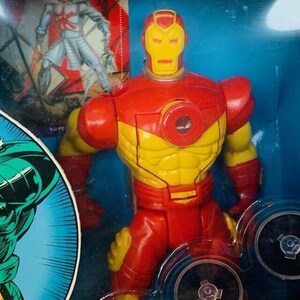 K&ouml;nnte beinhalten: Eine rote und gelbe Plastik-Actionfigur von Iron Man. Die Figur hat eine rote Brustplatte mit einer gelben Mitte und einen roten Helm mit einer gelben Gesichtsmaske.