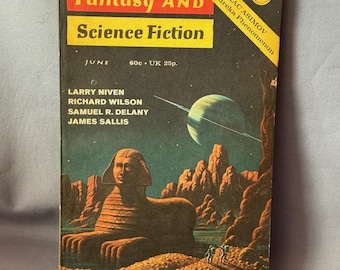 Puede incluir: Portada de revista vintage de "The Magazine of Fantasy and Science Fiction". La portada presenta una esfinge, un planeta con anillos y un paisaje desértico. El título de la revista está en amarillo y rojo, con la fecha de publicación "Junio".